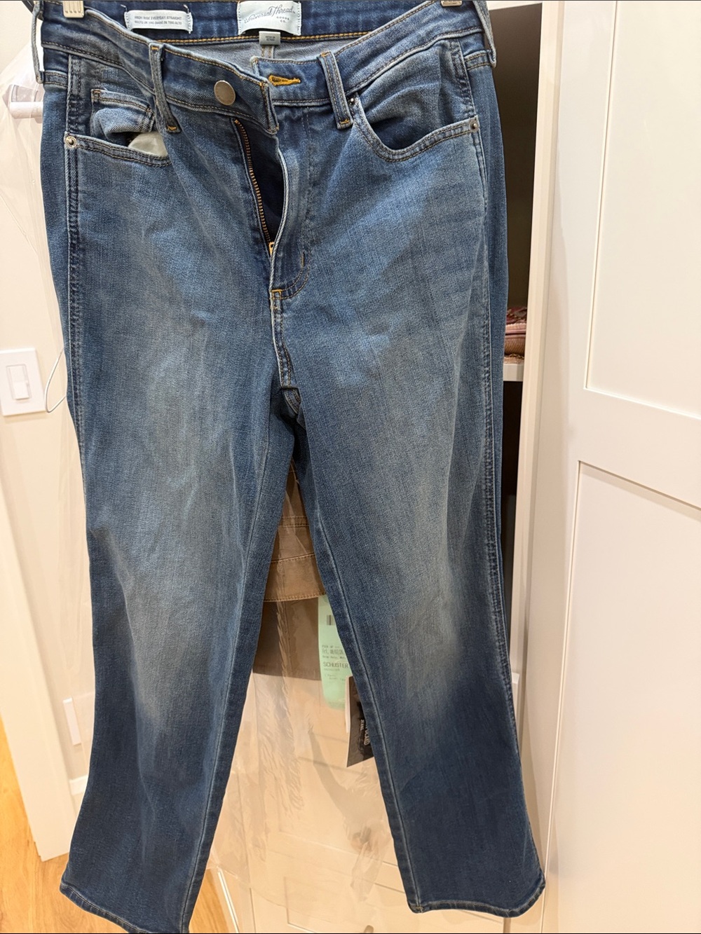 Universal Thread Women Straight Leg Jeans in Mid Blue Wash
